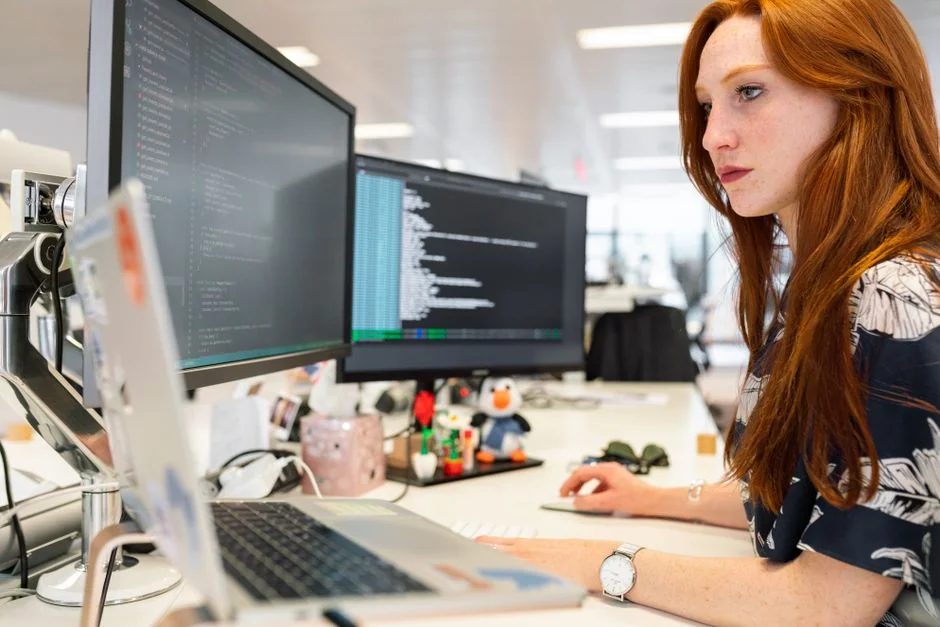 our-story Un écran d’ordinateur moderne affichant un travail de conception web, avec des visuels créatifs présentés dans un espace de travail.